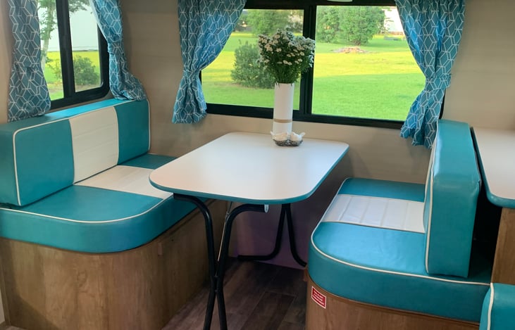 Dinette Converts to small bed, good for 1 adult or 2 small children