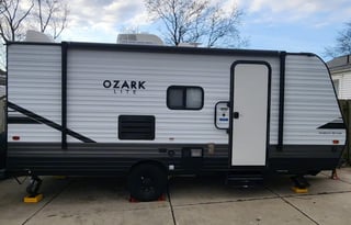 Sleeps 6, Lightweight & Easy to Tow!