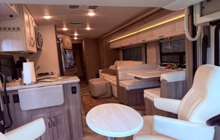 Luxury Winnebago Adventurer – Drive, Camp or Glamp