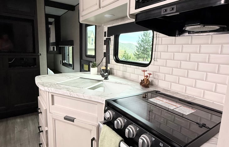 3 burner cooktop, mircowave and oven.