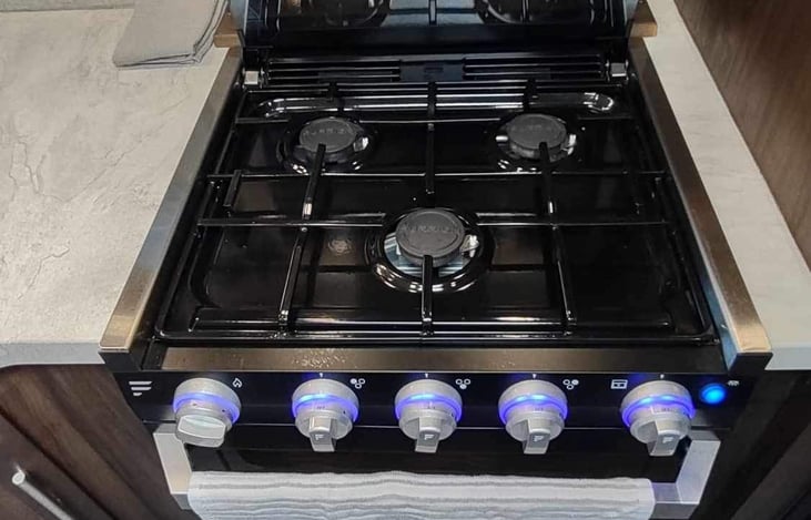 3 burner stovetop with oven below