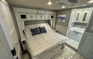 Holiday Rambler Luxury Coach /2 Full Baths & Bunks