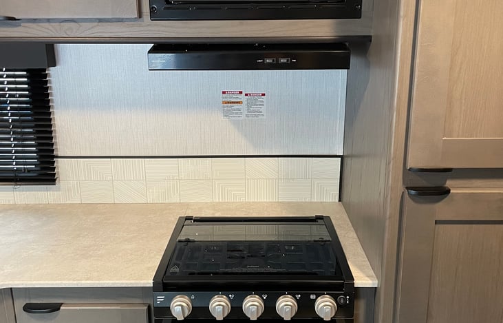 3 burner stove with glass cover