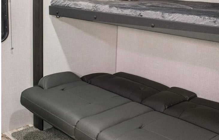 Dual bunks in bunkhouse