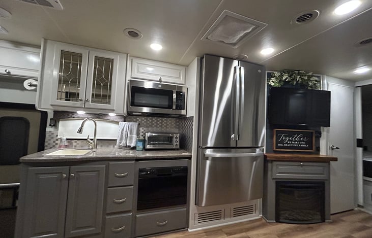 Common area
Full sized refrigerator, dishwasher, microwave