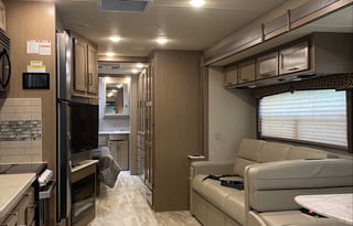 2021 Thor Hurricane 36' 1 1/2 baths