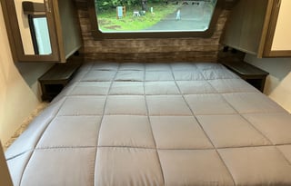 Family friendly bunkhouse with a king sized bed!