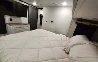 Pet Friendly Full Service Luxury 2 Bedroom RV