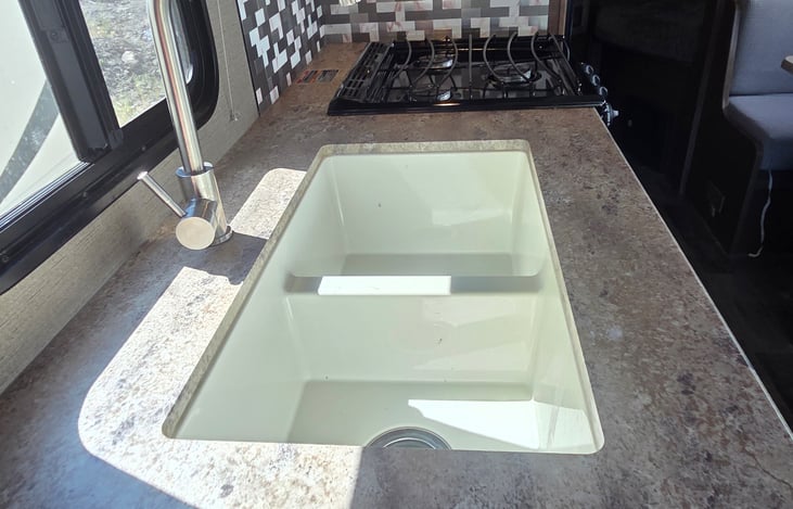 Kitchen: double sink and 3-burner range.