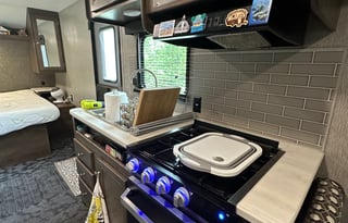 Coleman 202RD sleeps up to 4 people(delivery avl)