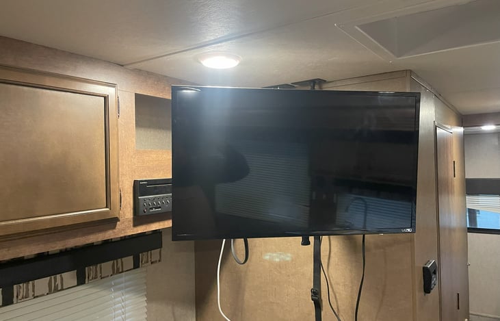 color tv in both bedrooms!!