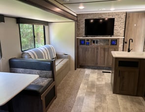 Prime Time RV Avenger 28QBSLE