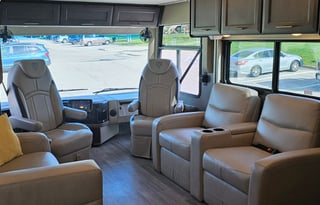 Beautiful 2021 Thor Palazzo 37.4 with all you need