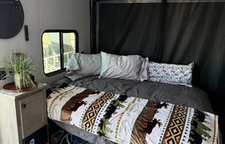 Under 5,000lbs, pet friendly, toy hauler sleeps 4