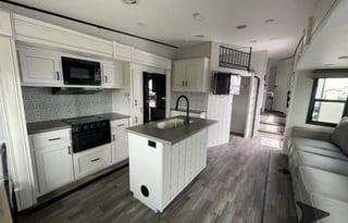 NEW 5TH WHEEL CAMPER WITH ROOM FOR EVERYONE!