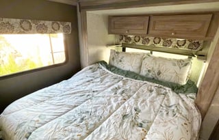 Summit - 24 ft Go anywhere, loaded motorhome