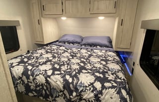 Cozy couples camper 2022 EAST TO WEST Silver Lake