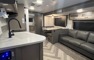 2021 Cruiser Twilight Signature TWS 3300