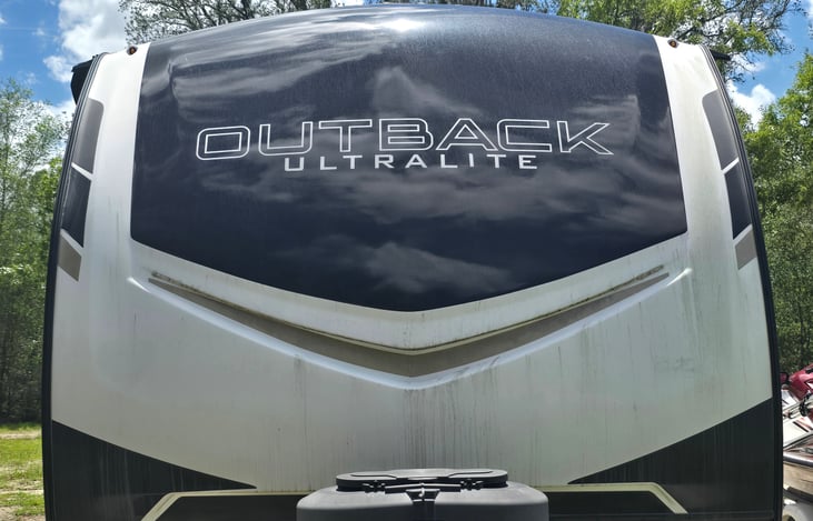 Electric front jack and 2 30lb propane tanks