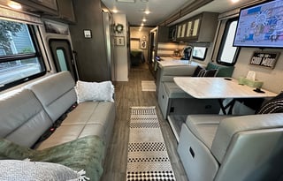 Adventure-Ready Family RV –  Sleeps 8, Free WiFi