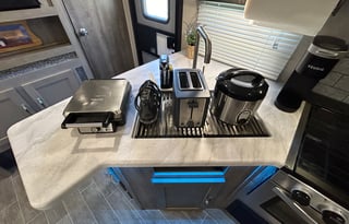 2019 Palomino Puma w Outdoor Kitchen Sleeps 10