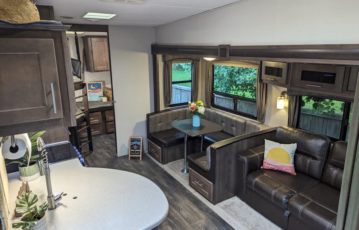 The perfect place to enjoy your favorite people and your favorite meal! Kitchen/Living Room