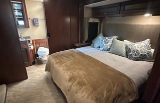 Let's Cruise with this Fleetwood Bounder Class A