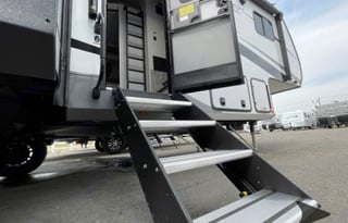 NEW 5TH WHEEL CAMPER WITH ROOM FOR EVERYONE!