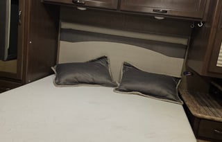 Spacious 32’ Class A – Sleeps 7, Fully Stocked