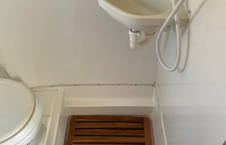 Fully functional wet bath with shower and toilet. I will put all chemicals in and dump for a small fee!