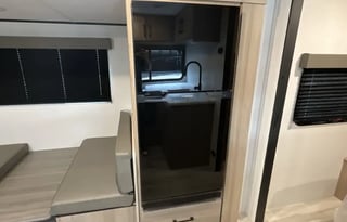 Easy Livin’ with Eileen – 2025 Coleman Camper 27'