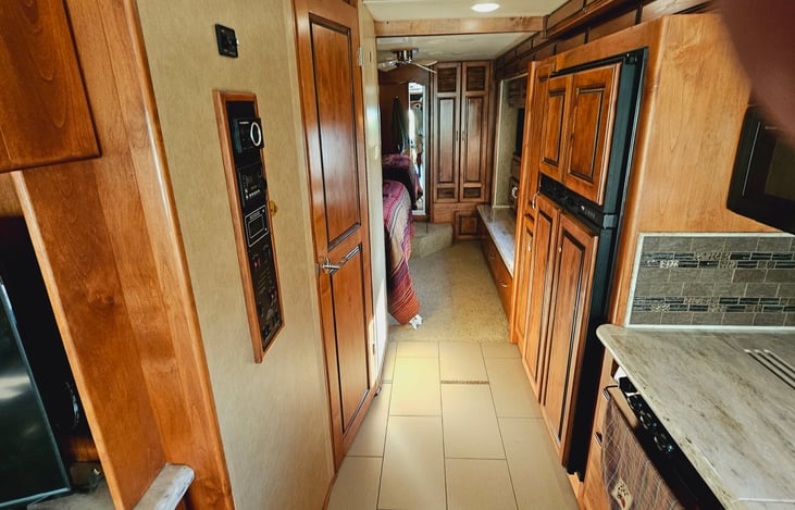 Full size side by side refrigerator and freezer with ice maker!