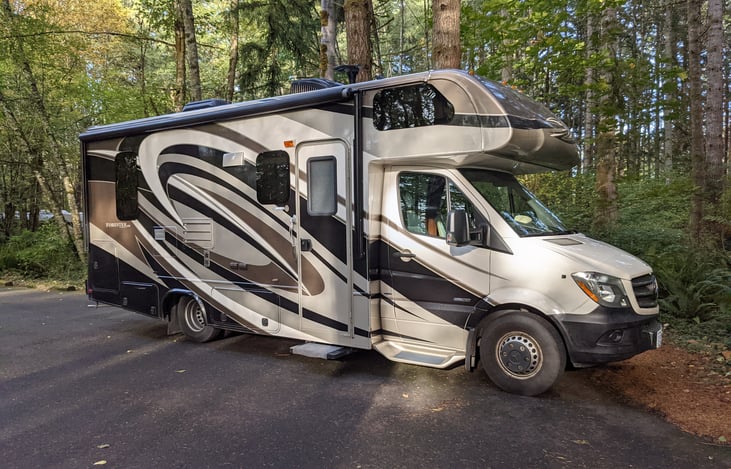 under 25' long, small enough to fit in any park.
only Couple of feet longer than full size pick up, easy to park.