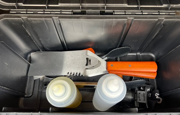 Griddle cooking supplies and telescopic roasting sticks.