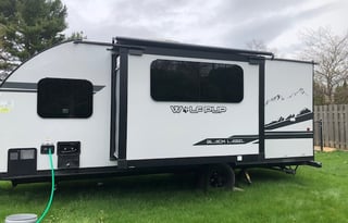 Perfect Family Get-Away 2021 Wolf Pup 17JG with Bunks
