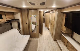 Class A Diesel Pusher bunkhouse w/ 2 full baths