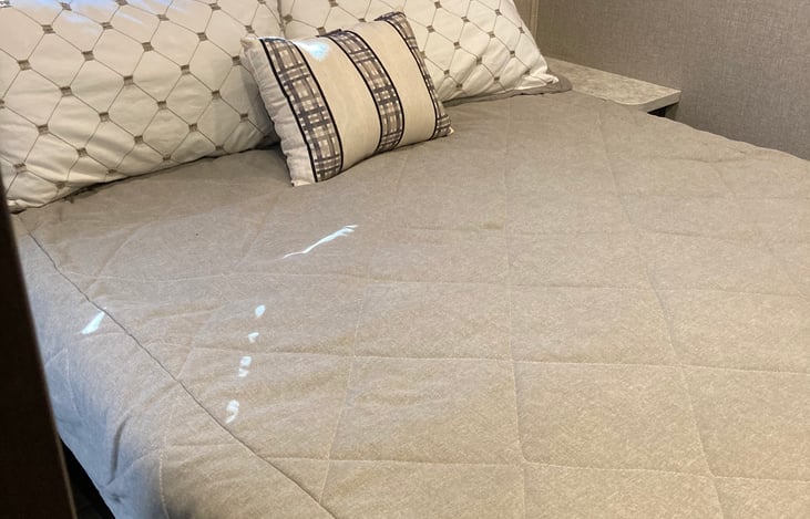 Private room with Queen bed