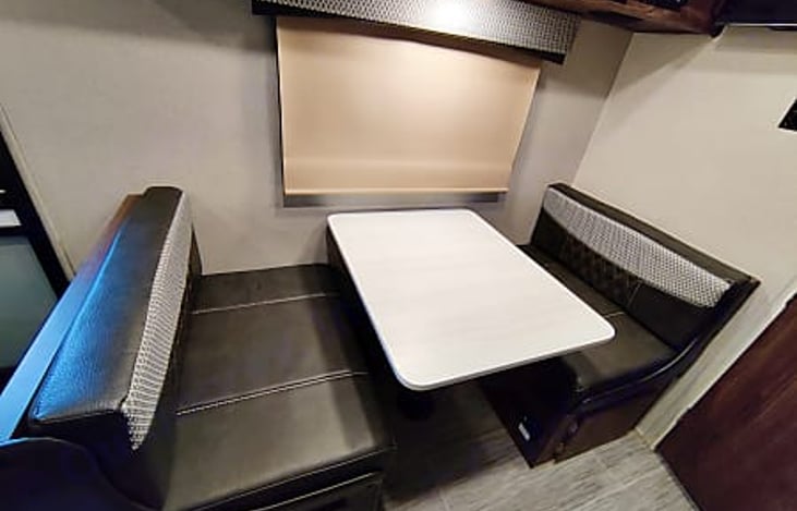 Dinette that transforms into an additional bed