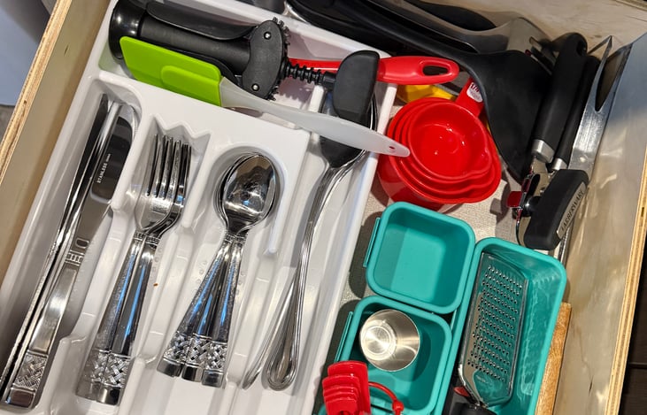 Full utensil drawer. Corkscrew, spatula, measuring cups and spoons, chip clips, bottle opener, we tried to include everything you might need.