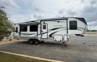 Luxe 2021 Cougar Cove 5th Wheel