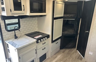 Cozy Camper for Couples & Kids | Easy to Tow!