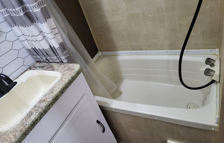 Full Bathroom. Tub/shower.