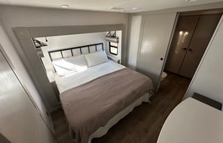*Crazy Clean” 2024 5th Wheel!! Luxury RV!