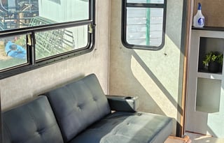 2015 Spacious Carbon Toy Hauler sleeps 8