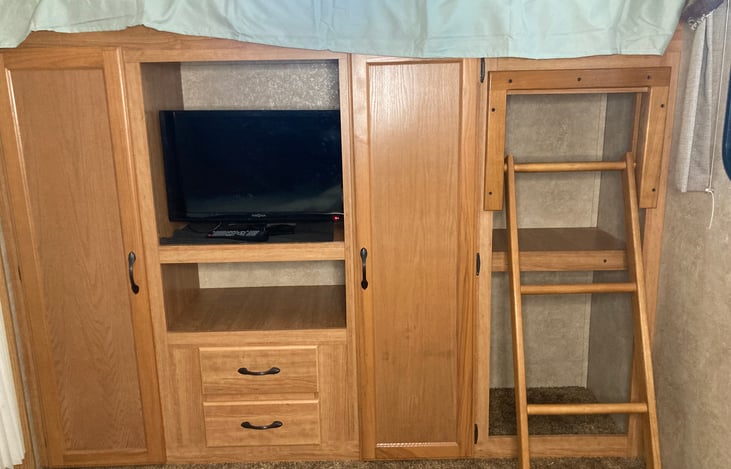 Back wardrobe w/entertainment and 3rd bunk