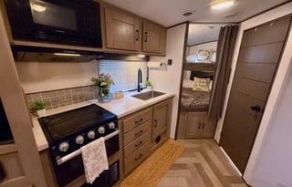 2021 Cruiser Twilight *King and Bunks* (BRFL 1818)