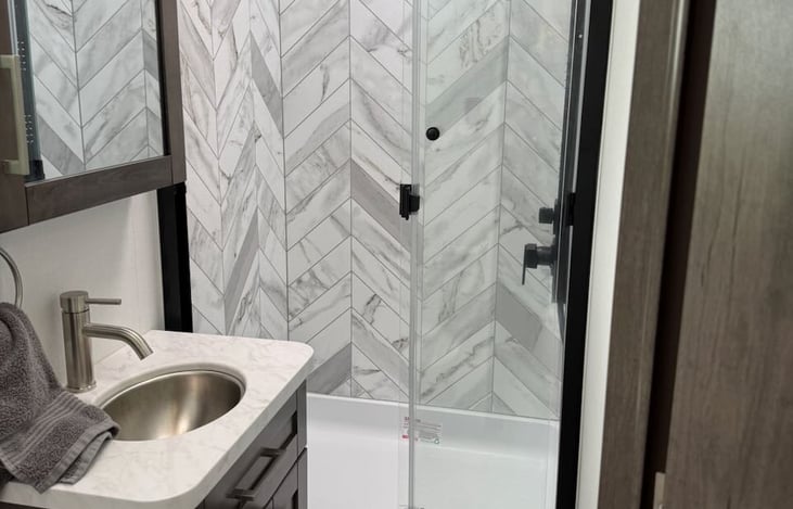 I'm 6'1" and fit in this shower and bath