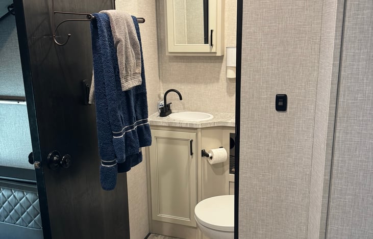 Half-bath in the rear bunkhouse.