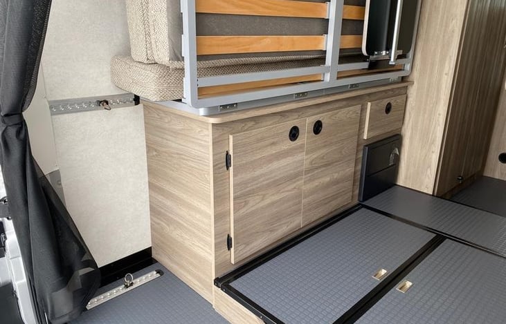 The large gear garage includes 
a durable L-track storage system that can be 
customized with mounts and tie-downs to secure 
other gear and cargo