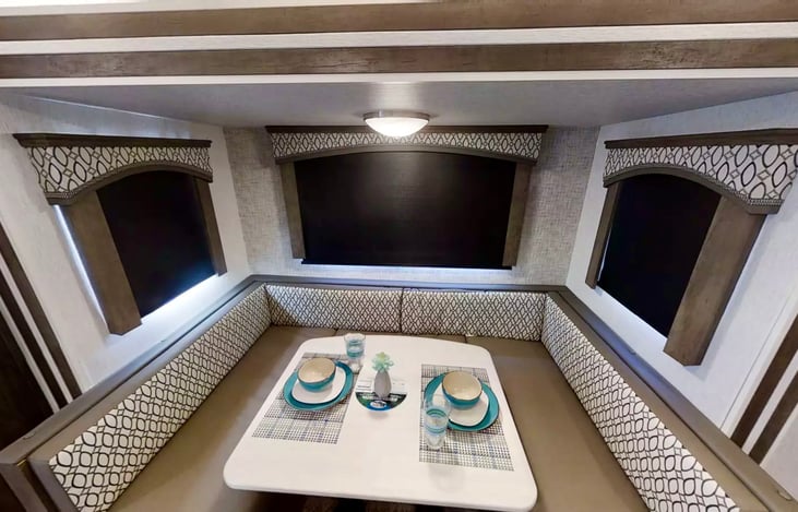 Dinette (Converts To Full Size Bed For 2)